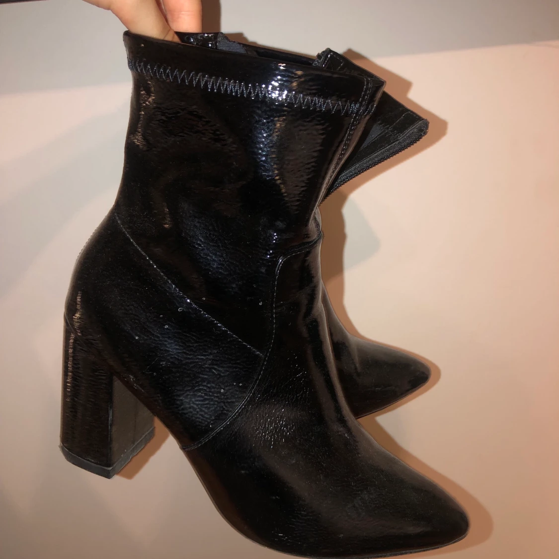 svarta klackar i lack