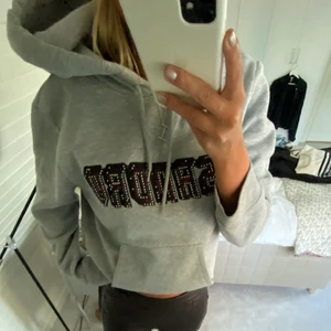 Hoodie från Sandro Paris - Säljer en av mina favoriter i min garderob! Cool, unik hoodie från Sandro i storlek S. 🪄🧨