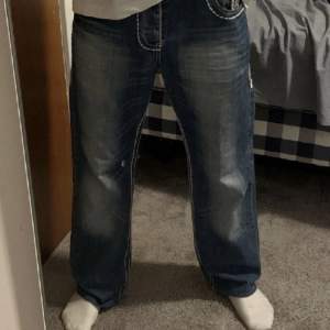 Ett par true Religion jeans i snygg färg och bra skick, (lånade bilder från förra säljaren)