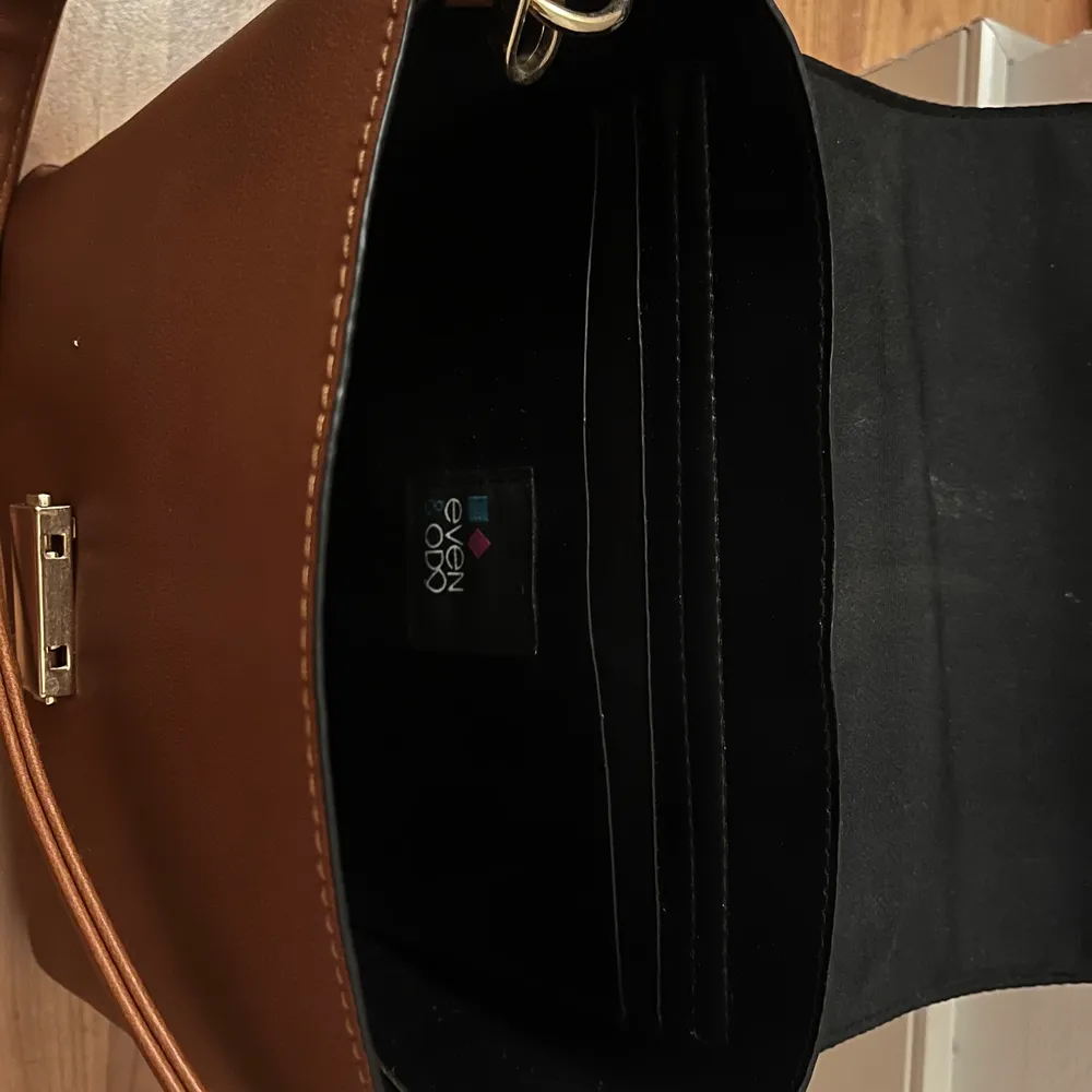 En superfin väska som rymmer mycket. Går att använda som handväska eller som axelbandsväska. 23x18. Väskor.