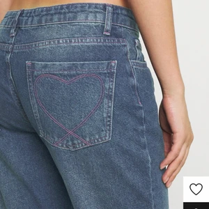 Jaded london jeans - Säljer mina lågmidjade jaded london jeans eftersom dom blivit lite tajta på mig (därmed en suddig bild från förut)  Jättesnygga och fin passform i midjan! Jag är 164 för referens och dom är rätt så för långa för mig. Originalpris 730kr (450kr ink frakt)