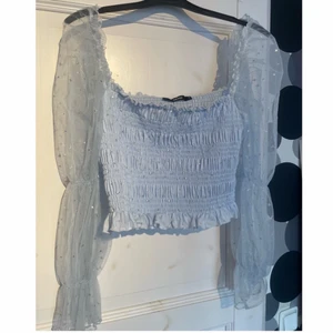 Festtopp från bikbok  - En jättesnygg och cool festtopp från bikbok i storlek M. Mesh tyg på ärmarna med små månar och stjärnor, jättefin blå färg. Väldigt fin och passande till nyår! Använd 2 gånger därav säljer jag den, inga slitage osv. Ser ut som ny! Säljer för 100+ frakt.🥰🥰