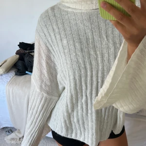 Stickad polo - Superfin stickad vit tröja med polokrage, ganska tunn men så skön! Köpare står för frakt