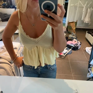 gult volanglinne - så snyggt gult volanglinne med spets ifrån zara❤️kan posta samma dag