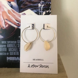 snäck-örhängen - superfina örhängen från & other stories! nästintill oanvända🐚🐚