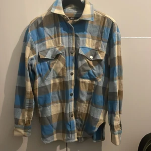 Jacka från Gina  - Jacka från Gina köpt förra året, har ingen användning av den mer. Storlek s men passar även m. En liten fläck men tror man kan tvätta bort den. 