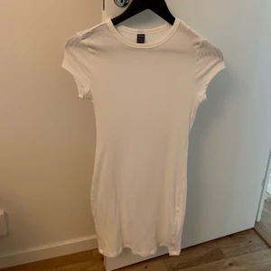 Klänning - Helt ny, lite för stor på mig i midjan och lite genomskinlig men superskön!! I priset ingår frakt🤩