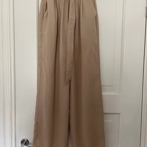 Fina Byxor - Superfina flowiga byxor med skärp som drar åt i midjan för att framhäva en snygg figur 