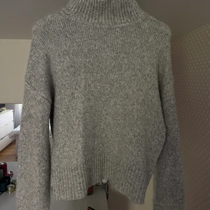 Grå stickad tröja  - Jättefin grå stickad tröja i nyskick från hm. Storlek xs. Slutsåld!