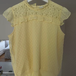 Blus  - Jättefin ljusgul blus från Lindex. Storlek 170.
