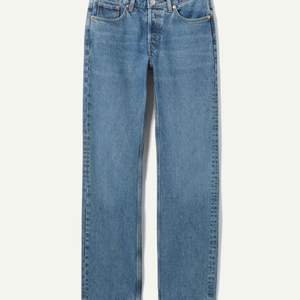 Blå mid jeans från hm. Köpt får 500 säljer för 200. Säljer för dom inte används, i bra skick. 