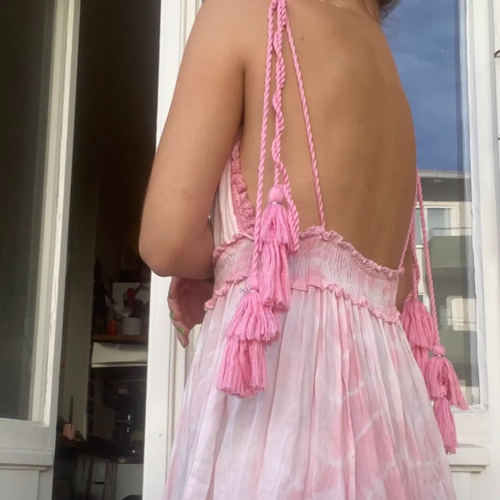 Världens finaste handgjorda klänning, köpt i Spanien, stretchig i midjan samt justerbara band💕. Klänningar.