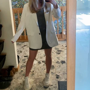 Kavaj - Rejäl, boxig, SNYGG kavaj som jag använt en kväll. Säljer då jag inte tycker att vitt passar mig 🥹