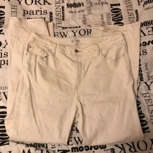 Vita jeans  - Ett par vita jeans från Cubus, inte särskilt använda då dom är för stora för mig.  Nypris 400kr