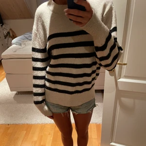 Randig stickad tröja - Skönaste tröjan från hm. Använd ett antal gånger, men skulle ändå säga att den är i bra skick. Köparen står för frakten💗