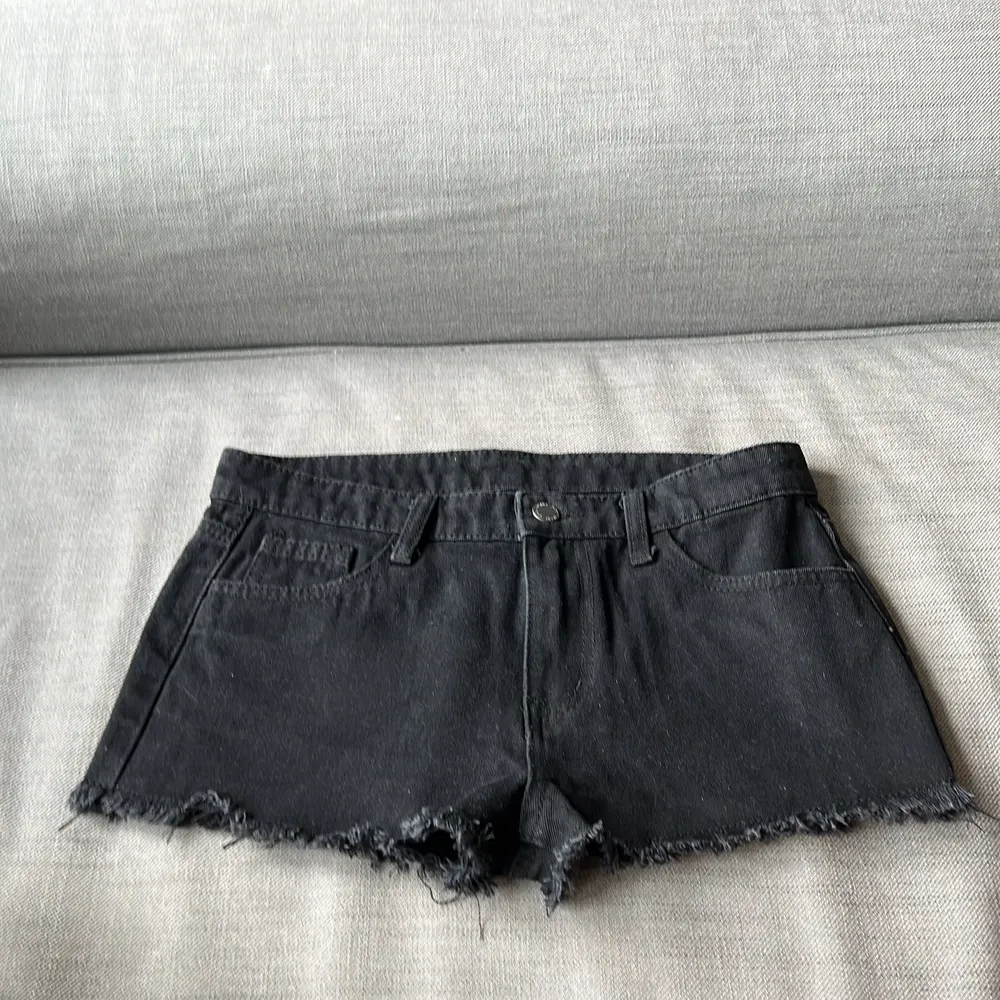 Svarta jeansshorts från Shein, aldrig använda pga för stora. Baktill är det inbeordrade eldsflammor på bakfickorna. Både fram och bakfickorna är riktiga som du kan lägga din mobil i eller annat. Utgångs pris 139 sänkt till 100kr. Köparen står för frakten.. Shorts.