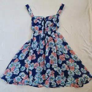 Blå blommig klänning i ny skick