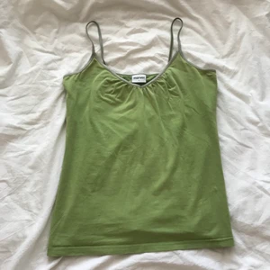 linne y2k - säljer detta gröna linne köpt second hand💕 på lappen står det att linnet är i L men jag skulle säga att det även passar mindre storlekar!!