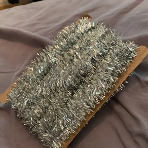 Glitter  - Glitter, till exempelvis julgran. Jag använde lite av detta till min mini gran, så finns mycket kvar. Har för mig att det var 10 m från början. Frakt 15kr/ej spårbart