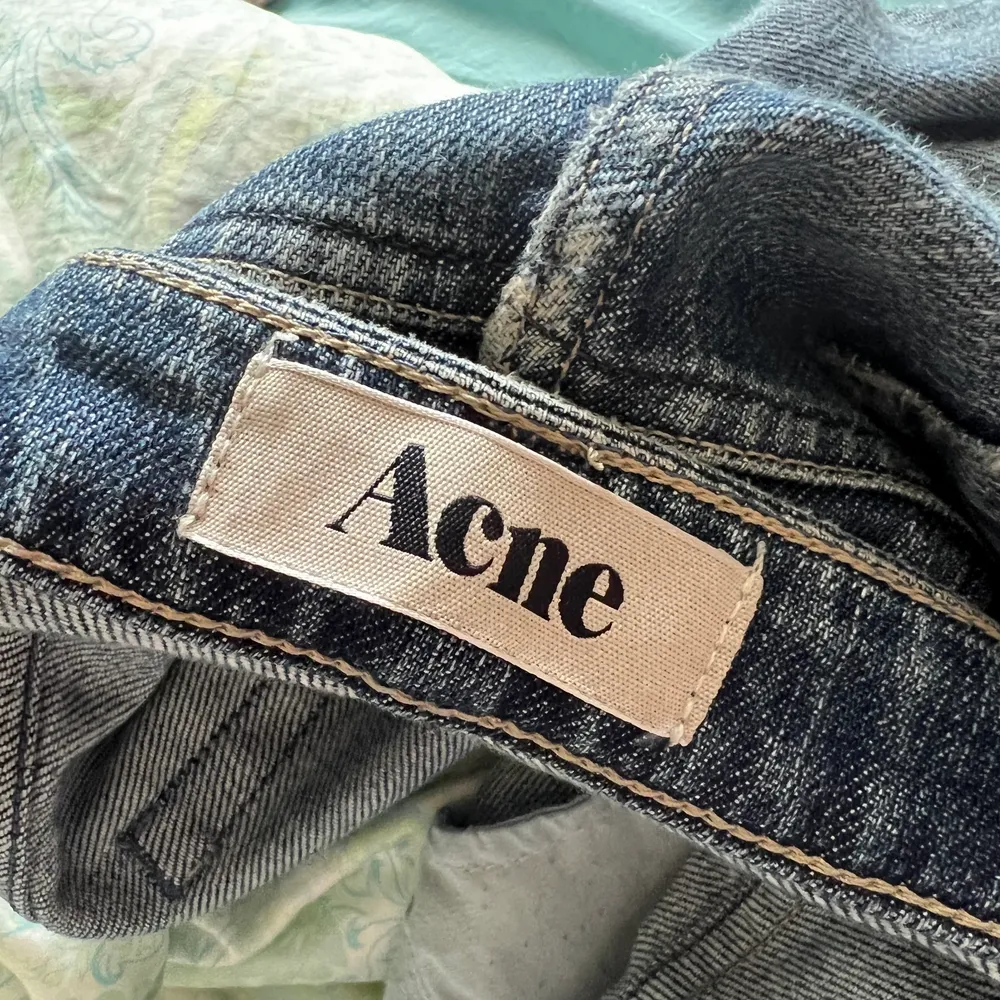 Riktigt snygga acne jeans som är avslås vilket är så snyggt ( jag är 171 ) brukar normalt ha 36 i jeans å dom här sitter oversized!!! Dom är också lågmidjade vilket är så snyggt🫶🫶. Jeans & Byxor.