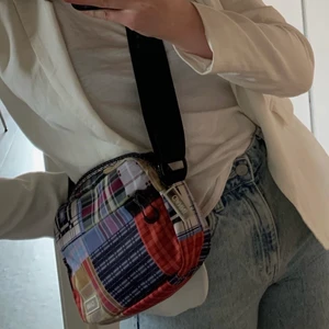 Ganni väska - Säljer min underbara Ganni väska som tyvärr inte kommer till användning lika mycket längre. Limited edition design som inte går att köpa längre!