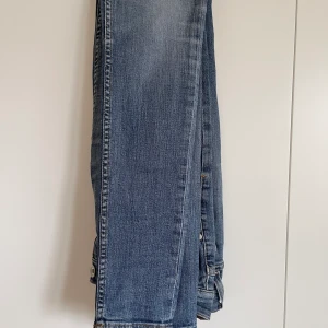 Lågmidjade jeans  - Säljer dessa lågmidjade jeans från Tiger Of Sweden! Storlek 26/32! Bra skick! Hör av dig om du har några frågor. 