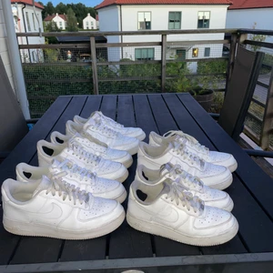 Air force 1  - Tja, säljer nu 5 par air force 1s  Storlekarna är  1x 43. 750 kr  2x 42,5. 800 kr st 1x 44,5. 750 kr  1x 38 750 kr  Bulkpris kan ordnas!  Bump uppskattas mycket  Skicka ett pm om fler bilder önskas  Ha de gött!🙂