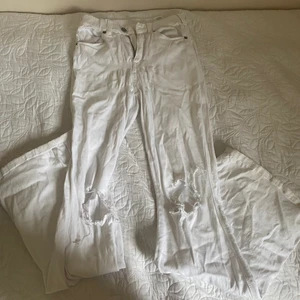 Vita wideleg byxor  - Vita Wide leg byxor från DrDenim. Har inte använts mycket. Har håll vid knäna. 