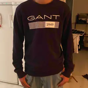 Säljer min mörkblå GANT tröja från GANT pga att den nu är för liten. Använd fåtal gånger. Nypris 999kr. Skriv för fler frågor eller vid fler bilder.  