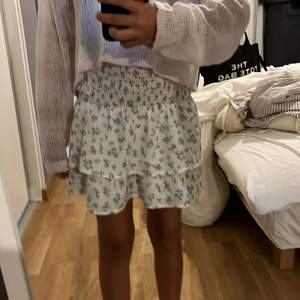 Söker någon som vill köpa min  Stockholmsstil kjol från ginayoung är i väldigt bra skick har använts 3 gånger.💓 passar inte mig längre och är inte längre min stil på kjolar.😘💓 