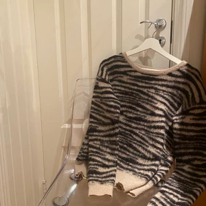 Pulz Tröja - En sviiiinnnn snygg tröja till höst/ vintern! Osäker på nytt pris så säljer därför billigt🙏🏽 Är i storlek L men jag som har s-m kan även ha den