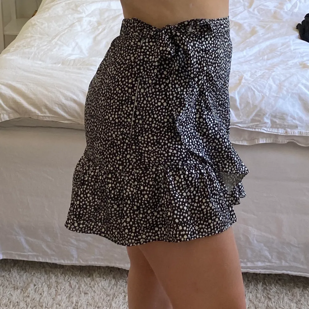 En kjol från Shein i strl M men för kort för mig tyvärr🥹 Passar med en S/XS. Kolla gärna in mina andra annonser💕💕. Kjolar.