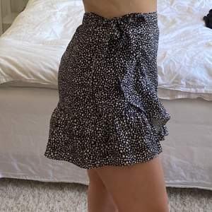 En kjol från Shein i strl M men för kort för mig tyvärr🥹 Passar med en S/XS. Kolla gärna in mina andra annonser💕💕