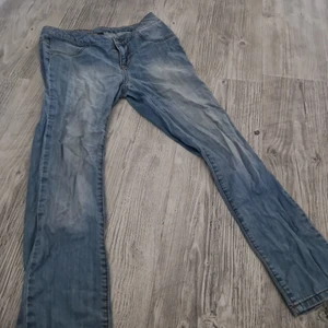 Jus blå - Jus blå jeans med brun sömar från vila clothes .står storlek M i dom men skulle vilja på stå S då jag inte kan få på mig dom o jag brukar ha melan S o M  pris 50kr frakt till komer (inga fram fiket endas bak fiker )
