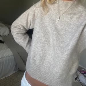 GråBeige stickad tröja från &Otherstories - Jättefin och skön stickad tröja från &Others stories med långa armar. Den är i strl XS men passar mig perfekt som normalt har S/M i tjocktröjor. Inte alls nopprig!