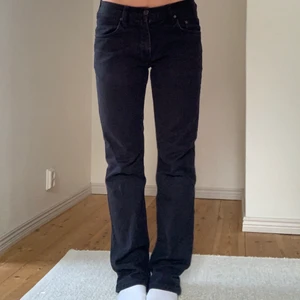 Lågmidjade jeans - Svarta lågmidjade jeans från crocker. Midjemått rakt över = 40 cm. Innebenslängd = 80 cm