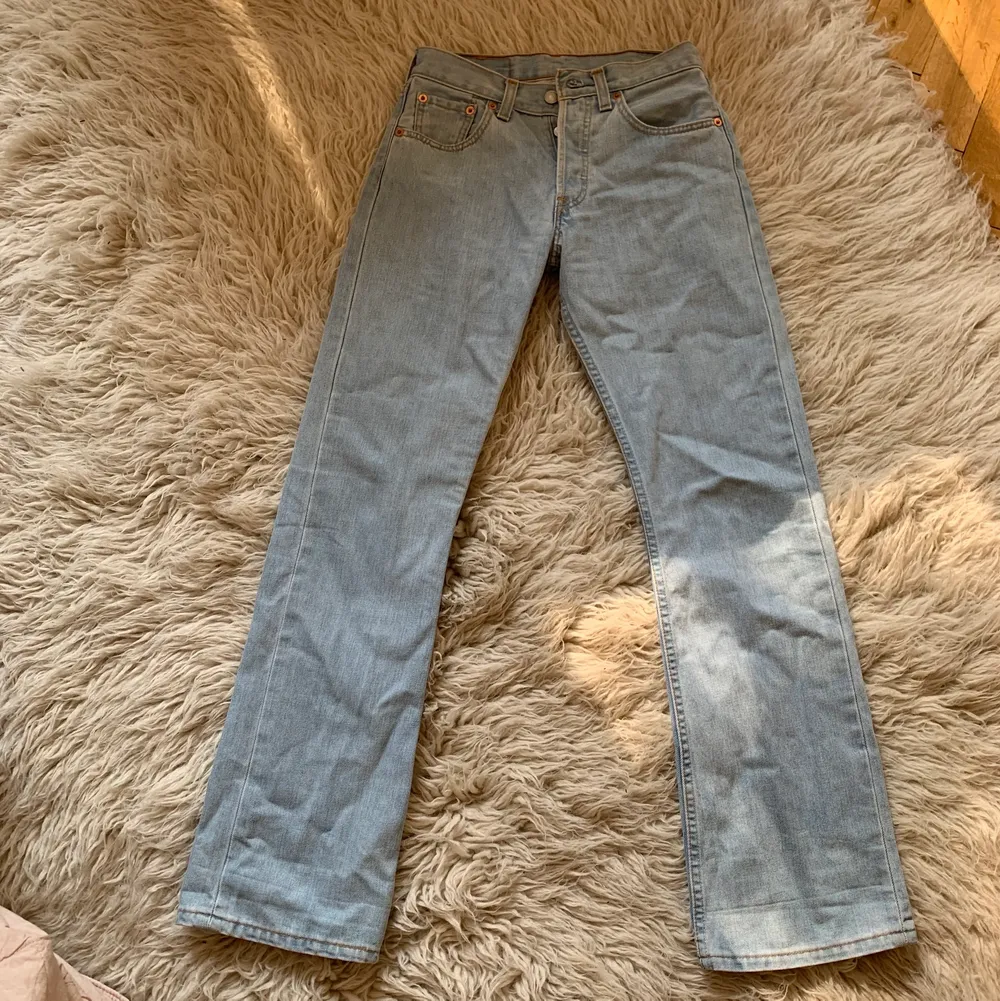 vintage levis jeans med den perfekta raka passformen! midjemått rakt över är 34,5 cm och från midjan till benets slut 102 cm. skulle uppskatta de till en w24/25! . Jeans & Byxor.