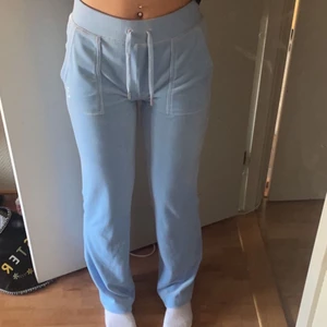 Juicy couture byxor - Detta är ett par juicy byxor i färgen powder blue. Har använt dem 2 gånger och passar jätte bra i längden på mig som är 164cm. Säljer pågrund av att jag känner att jag inte gillar färgen så mycket. Skriv privat om ni vill ha mer bilder eller har frågor💞