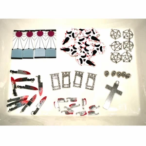 50 berlocker många i metall tema skräck  - 50 stycken berlocker med lite mörkare tema som giljotiner, Scream och knivar. Mycket i metal. 