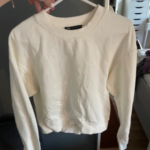 Zara tröja  - Fin tröja från zara i bra skick. Säljer då den inte används. Skriv för fler bilder💕