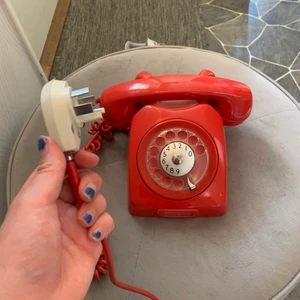 Retro Telefon! - Hej, jag säljer min retro telefon!❤️ Jag köpte denna på en secondhandbutik för att jag tyckte den var fin men nu tycker jag den mestadels är i vägen💗 Vet inte om den funkar att ringa på! Skriv vid frågor eller intresse!💞