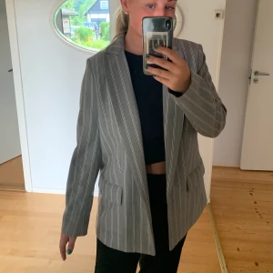 Kavaj - Randig kavaj som är i en oversize modell. Väldigt fin man tyvärr används sällan längre. Skicka för bilder på🥰