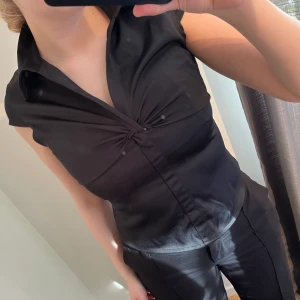 Fin topp - En sån fin topp men som tyvärr är för liten för mig, i satinmaterial och i jättebra skick :) skriv gärna i chatten vid köp 