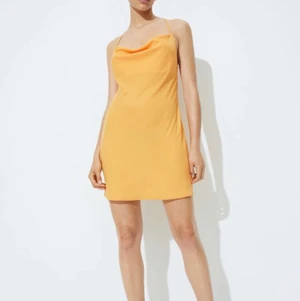 Siden klänning  - Säljer min siden klänning som inte kommit till alls någon användning så den är helt enkelt helt oanvänd 