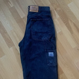 Leexweekday jeans - Tjockt jeans material lite använda. Jag på bilden är 164 cm lång och har vanligtvis m i byxor, skriv för fler bilder:-)