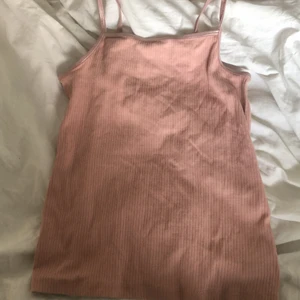 2 rosa linnen  - Säljer dessa 2 rosa linnen då de inte kommer till andvänding 💕 köp 1 linne för 30 kr eller båda för 60 kr ❤️ kontakta mig om du är intresserad, köpare står för frakt 