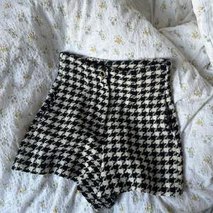Shorts i tweed från Zara. Storlek S.