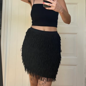 Kort franskjol  - En snygg kjol som är Strechig och har en massa fransar! Aldrig använd, nypris 400 kr
