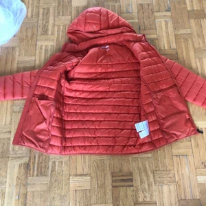 En jacka - Denna jacka har jag köpt tidigare från stadium, har inte andvänd över huvudtaget och tänker sälja nu, märket är Everest som är väldigt bra, jackan är i bra skick och redo att färdas🤗