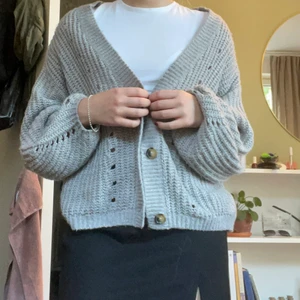 Kofta  - Ganska ny kofta i bra skick! Säljs pga rensning av garderob. Skriv om ni vill ha fler bilder. 